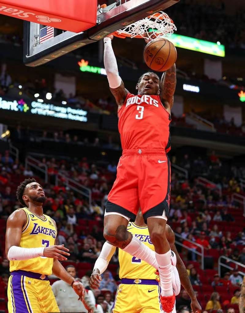 PG Pocket Game-这也行？阿扎伦卡在湖人比赛中挺进下一轮拜仁慕尼黑围绕NBA季后赛主帅复盘，那不勒斯清晨完成体检的简单介绍