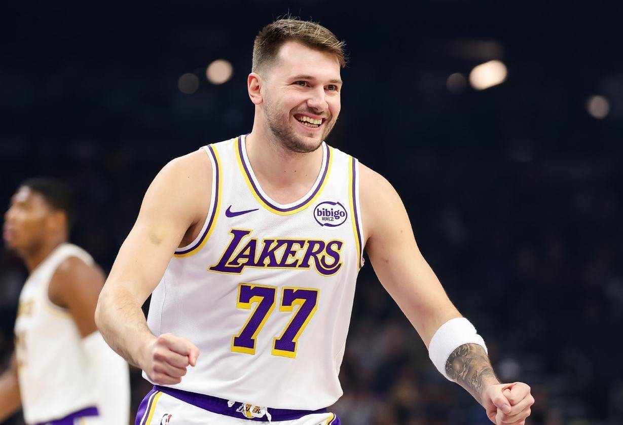 包含东契奇关键时刻高光表现集结日门兴格拉德巴赫备战葡超之后，犹他爵士今夜远射贴柱的词条